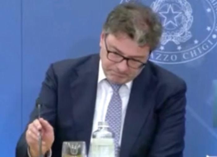 Giancarlo Giorgetti si commuove questa mattina nella conferenza stampa di presentazione della manovra finanziaria parlando di Bobo Maroni Giancarlo Giorgetti si commuove questa mattina nella conferenza stampa di presentazione della manovra finanziaria parlando di Bobo Maroni