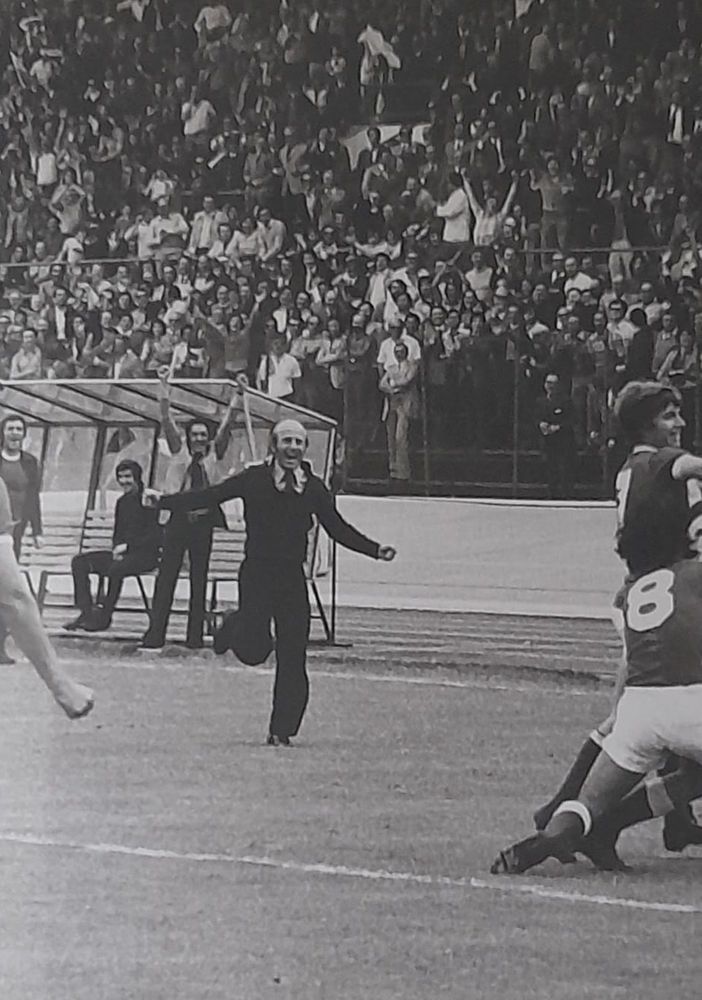 Tutti sul diciottenne Ramella dopo il gol dell'1-0 che spianò la strada alla vittoria sul Catania e all'ultima promozione in A biancorossa del 9 giugno '74. Sotto, invece, l'ultimo gol del Varese nella massima serie, sempre di Ernestino contro la Samp nella stagione successiva