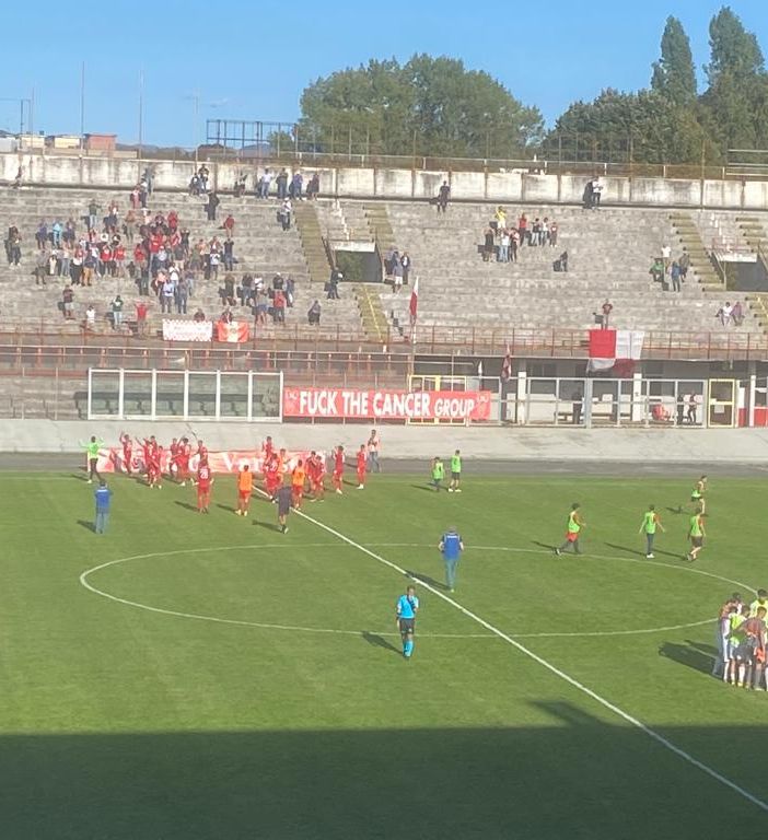 La squadra applaude il pubblico dei distinti, ricambiata