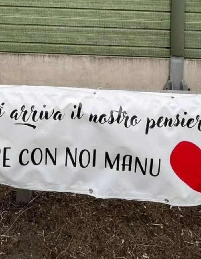 Sparito lo striscione in memoria del ragazzo morto in autostrada: l’appello degli amici