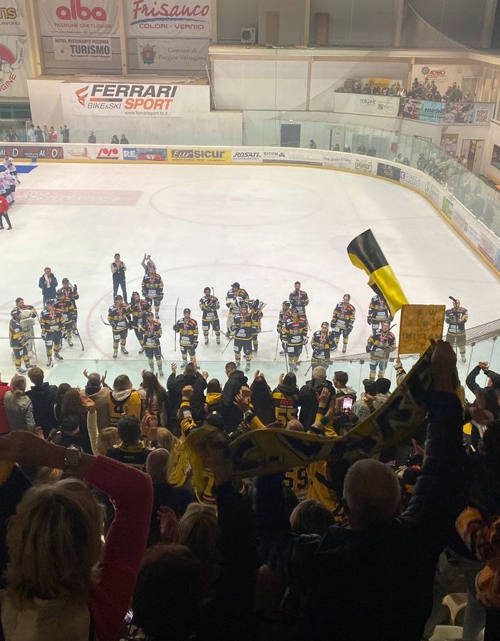Il commovente saluto finale ai tifosi della squadra e di capitan Vanetti con la Coppa, prima di cederla al Pergine (foto Emanuele Scordo)