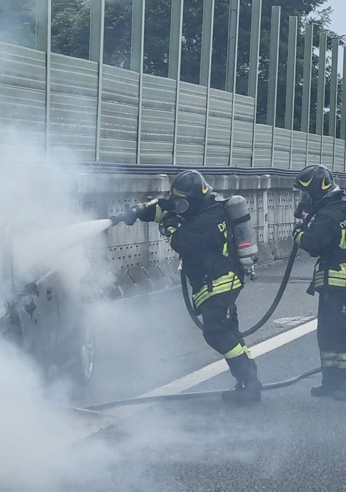FOTO. Veicolo in fiamme sull'Autostrada dei Laghi tra Busto e Castellanza