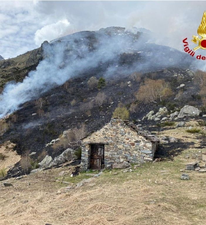 FOTO. Incendio nel Verbano Cusio Ossola in Val Grande. «È di probabile natura colposa»