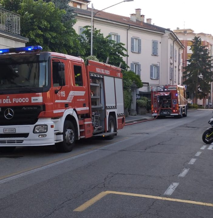 Abitazione in fiamme in via Veratti: vigili del fuoco in azione e strada chiusa