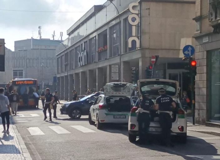 Varese, quindicenne investito in pieno centro sul monopattino