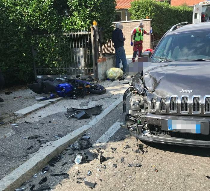 Scontro tra un'auto e una moto in via Campigli, ferito motociclista di 16 anni