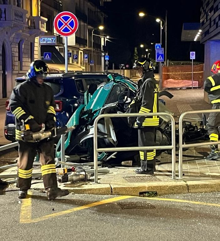 Spaventoso schianto all'incrocio tra via Sempione e via Staurenghi: tre feriti, uno è grave