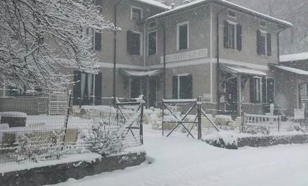 Domattina potremmo risvegliarci con la neve al Campo dei Fiori (nella foto l'osteria Irma imbiancata)