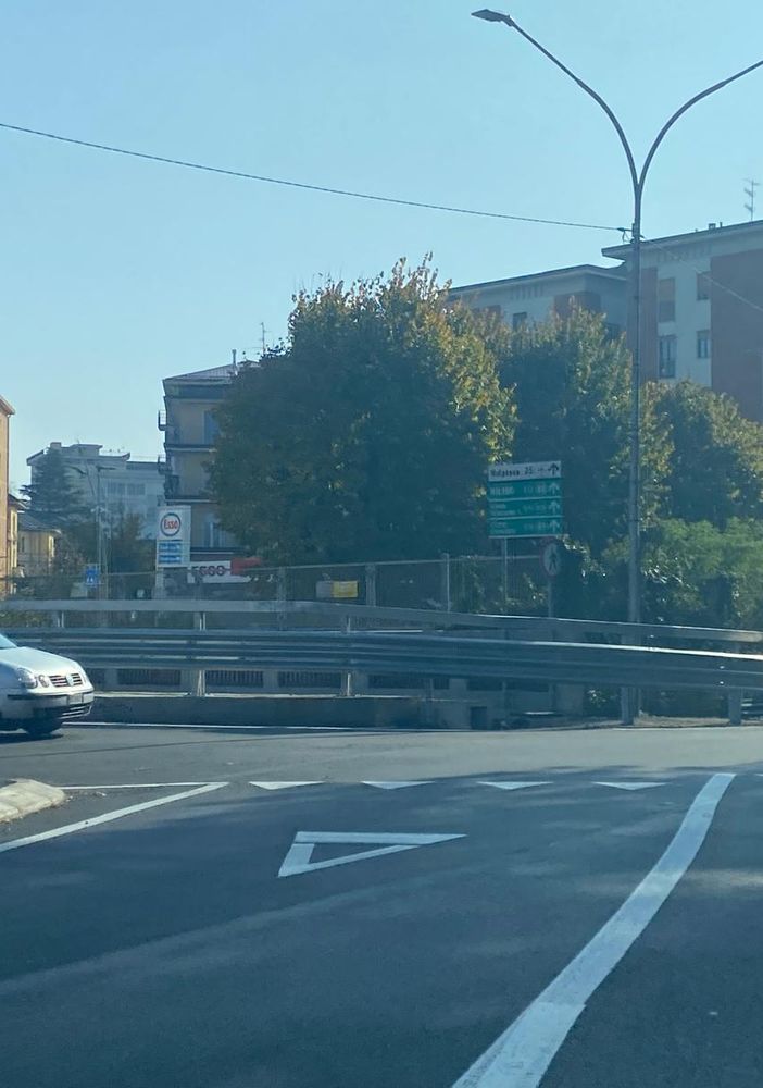 Un segnale di obbligo di svolta a destra sul guard rail di fronte allo sbocco di via Magenta e via Sant'Imerio potrebbe evitare pericolose distrazioni