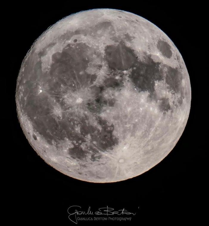La luna piena immortalata ieri sera da Gianluca Bertoni
