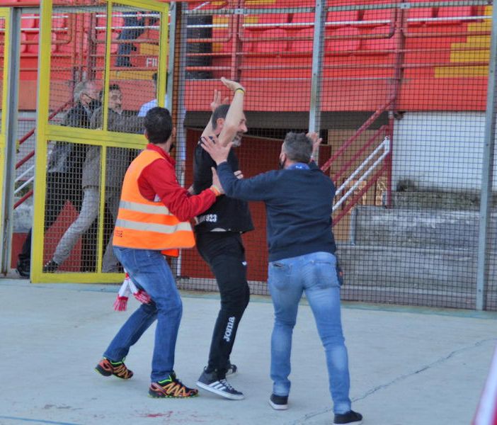 Il Varese reagisce all'allenatore dell'Imperia: «Falso che sia stato colpito da un pugno, il suo comportamento è stato inqualificabile. Ci sono filmati e immagini che lo testimoniano»
