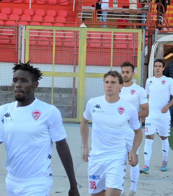 Mamah e chi lo rappresenta lasciano il Varese con due righe su Facebook. E poi dovremmo ancora amare il calcio...