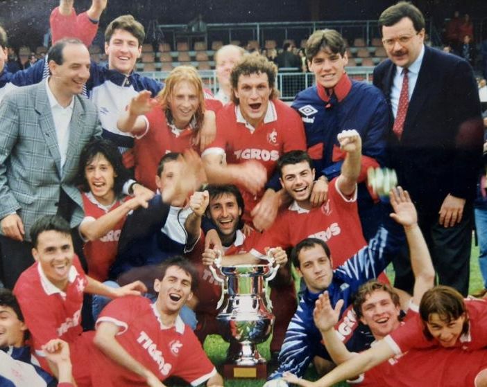 Mario Zeni, primo in piedi da destra, insieme al Varese allenato da Belluzzo vincitore della Coppa Italia dilettanti a Tolentino nel '94 e promosso in C2, dove avrebbe vinto anche la Coppa Italia di categoria superiore. Sotto è con Beppe Marotta e in panchina al Franco Ossola accanto ad Alfredo Magni