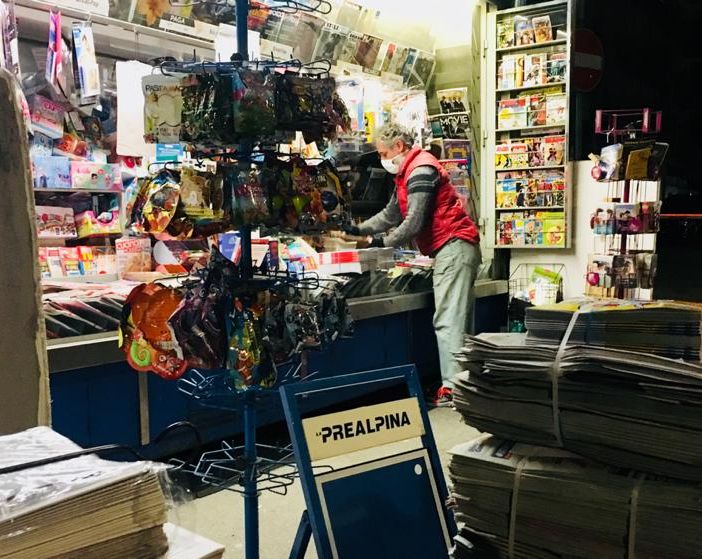 IN PRIMA LINEA. Ore 5, l'edicola di Mauro a Varese apre i battenti: «La gente si scusa di non poter offrire un caffè» (video)