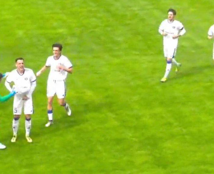 Mira si mette un pallone sotto la maglietta e mima il pancione per festeggiare il primo gol al Pavia, sotto Manfrè chiude il conto al Chinetti (foto tratte dalla diretta di Paolozerbi.com) Mira si mette un pallone sotto la maglietta e mima il pancione per festeggiare il primo gol al Pavia, sotto Manfrè chiude il conto al Chinetti (foto tratte dalla diretta di Paolozerbi.com)