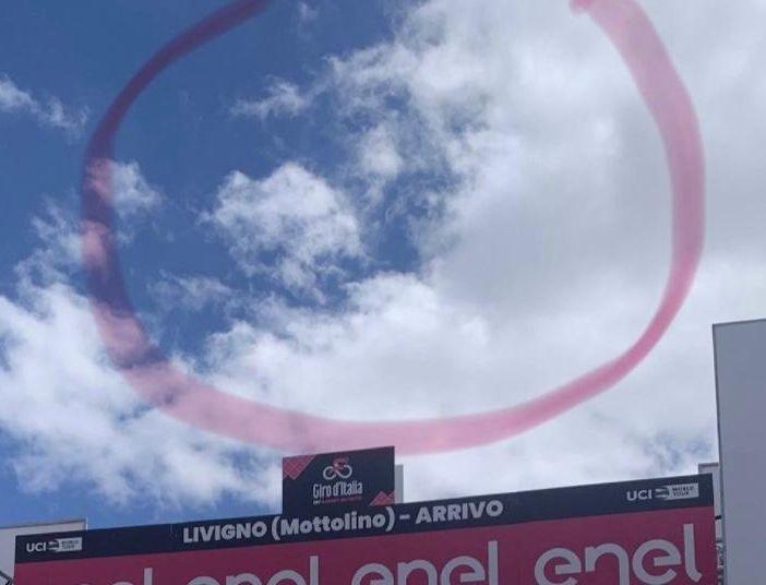 Il volto di Marco Pantani tra le nuvole sul cielo del Giro d'Italia al Mottolino