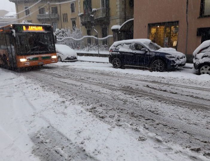Neve -1. Il Comune: «Più controlli della polizia locale sulle dotazioni invernali. Usare l'auto in caso di necessità»