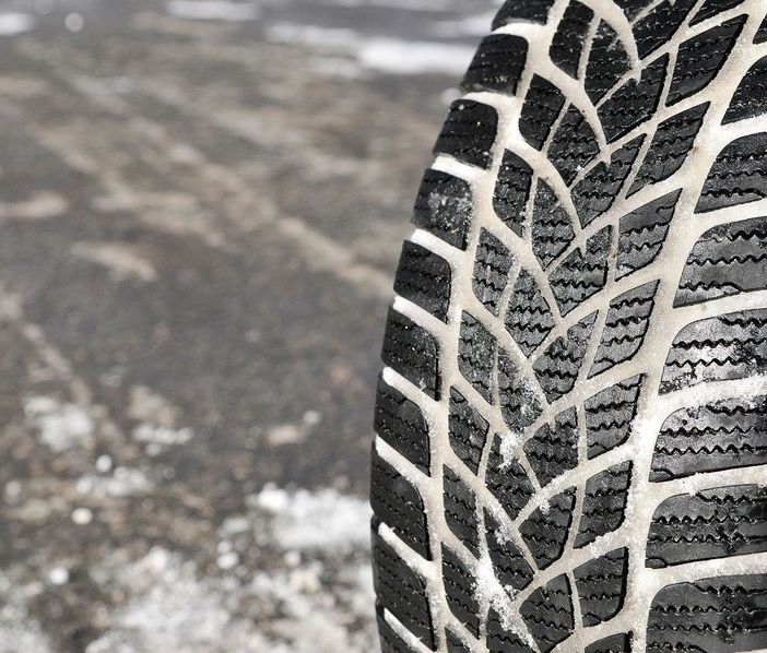 Nevicate in arrivo, la polizia cantonale: «Controlli dal confine su gomme invernali e catene»