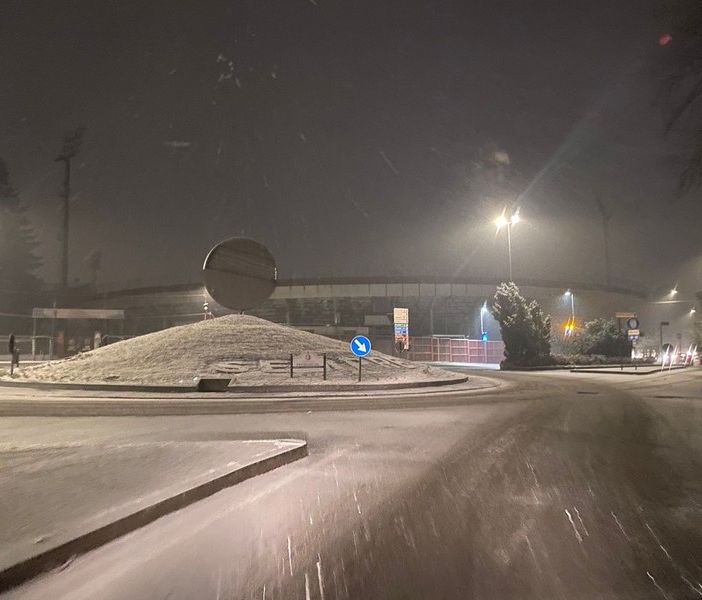 Piazzale dello stadio imbiancato: qualcuno tra poche ore sogna di vederlo così. Ma sarà dura (foto archivio)
