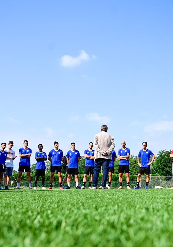 Claudio Milanese in mezzo al campo di Gallarate parla alla nuova Solbiatese al primo giorno della nuova stagione (foto Alessandro Umberto Galbiati)