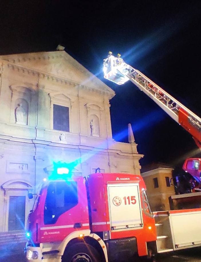 Saronno, ventenne ubriaco sul tetto della chiesa Prepositurale. Salvato da pompieri e carabinieri