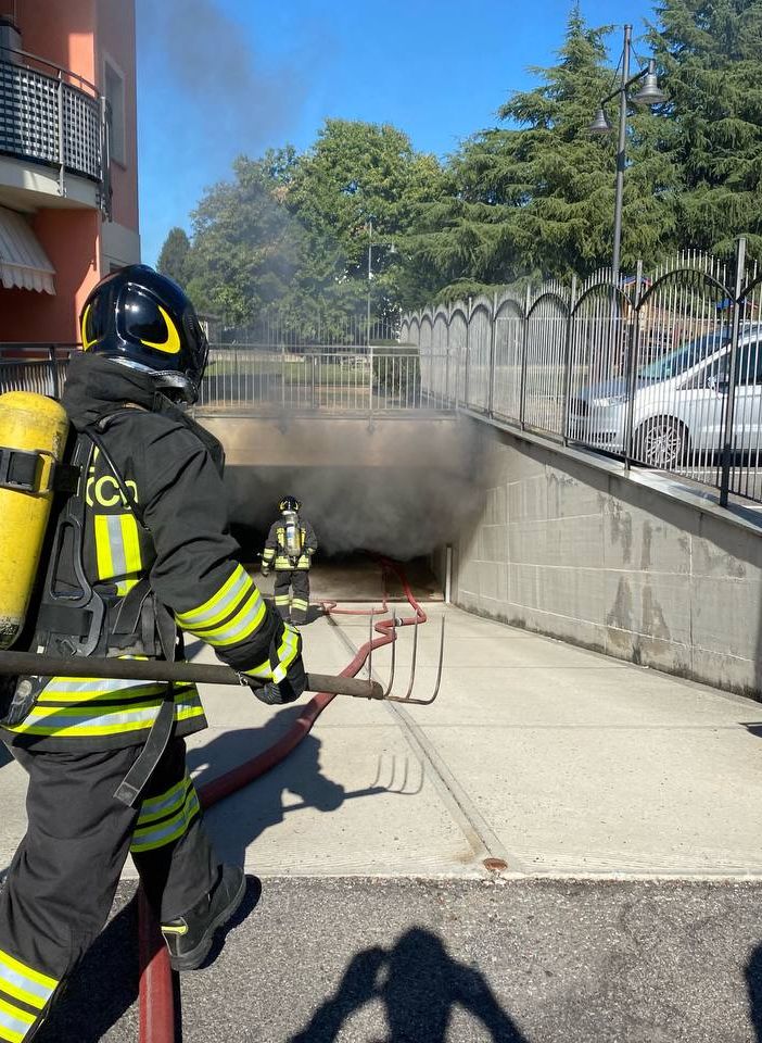 FOTO. Box auto in fiamme a Tradate: donna trasportata in ospedale con l'elisoccorso