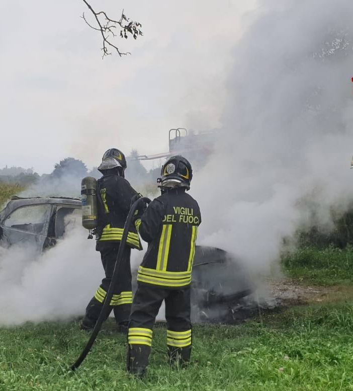 Sesto Calende, auto in sosta distrutta dalle fiamme
