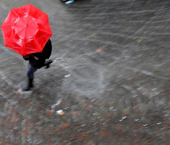 Tanta pioggia fino a mercoledì, Bertoni: «Oggi neve a quote collinari, domani rischio esondazioni»