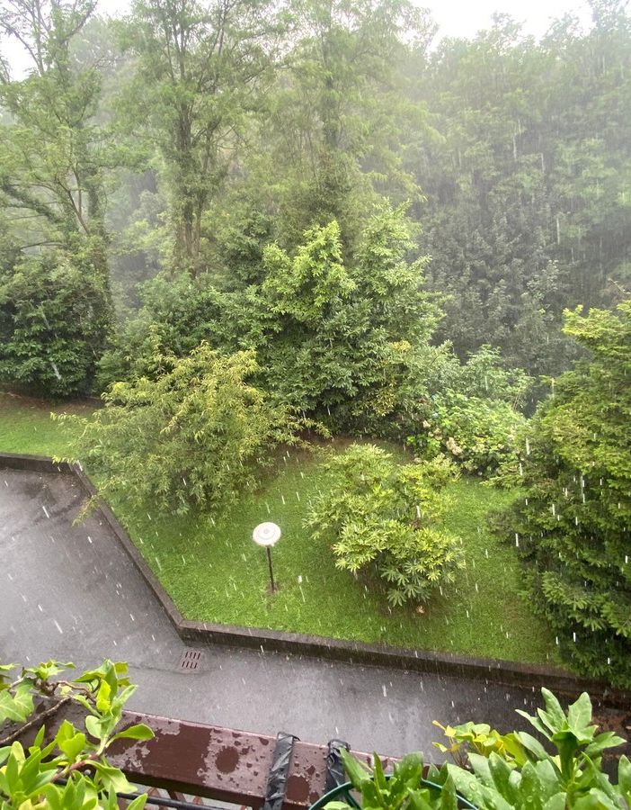 Breve diluvio nel quartiere di Bizzozero a Varese attorno alle 17.30 di oggi, domenica 21 luglio