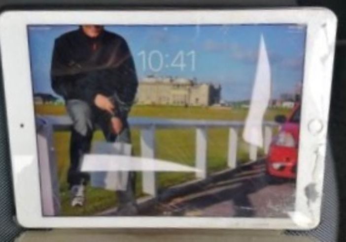 La foto del tablet perso da un uomo sullo scooter a Casciago che è circolata sui social e ha poi permesso all'uomo di ritrovare l'oggetto smarrito grazie al bel gesto di una varesina che l'aveva ritrovato