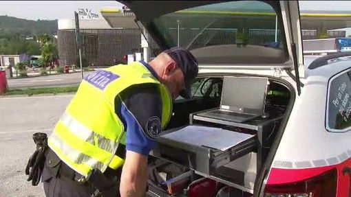 Precipitata dal cavalcavia e viene investita da un camion: donna muore in Canton Ticino
