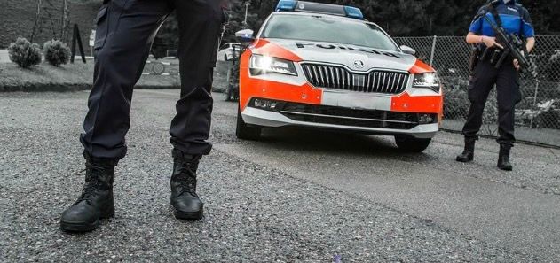 Tentano una rapina a un distributore nel Mendrisiotto: una cassiera li mette in fuga senza refurtiva verso l'Italia