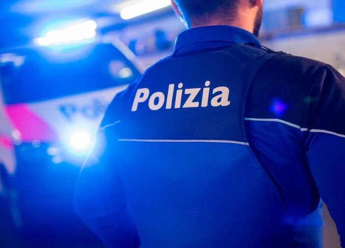 Cammina in autostrada con il volto insanguinato, poi aggredisce un poliziotto. Momenti di follia in Canton Ticino