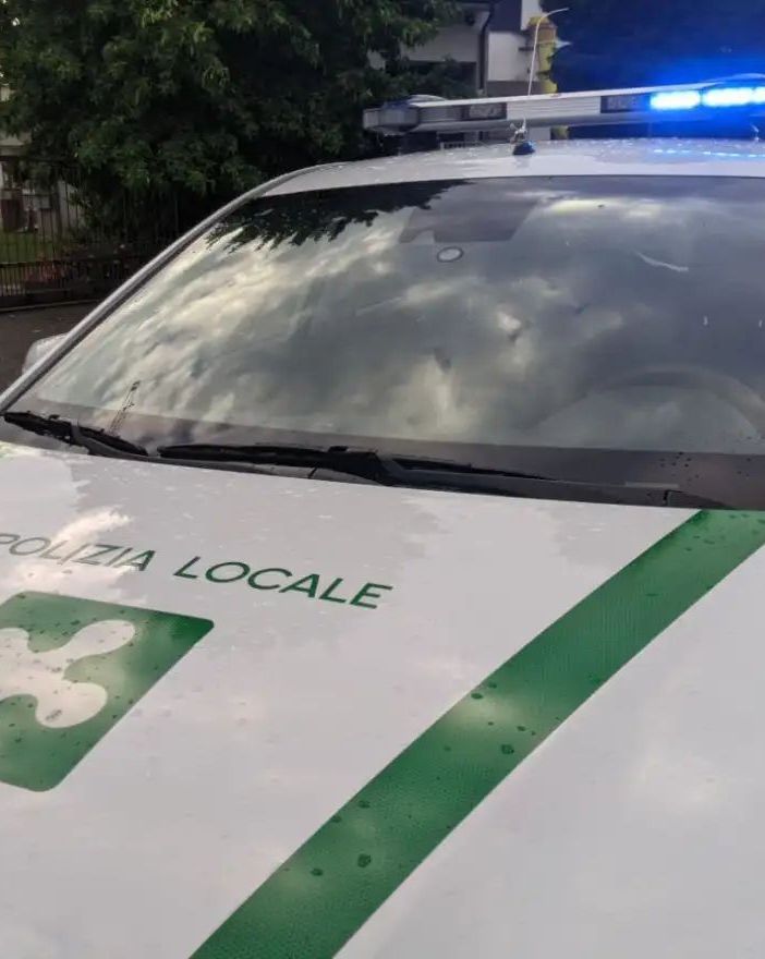 Aggredito ripetutamente dal proprio cane: per uscire di casa chiede aiuto alla polizia locale