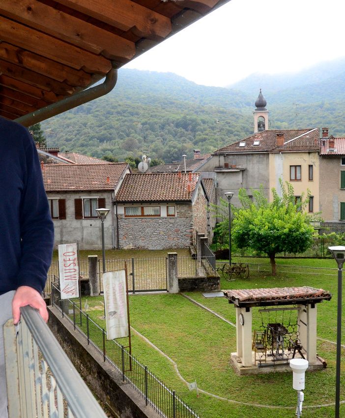 Il presidente del Parco Campo dei Fiori Giuseppe Barra, in sella da 14 anni: sotto in gallery è in foto tra Giancarlo Bernasconi, direttore, e Marco Pistocchini, tecnico forestale