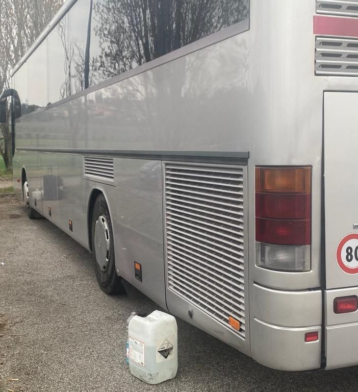 L'ormai celeberrimo pullman dell'anteguerra che ha condotto il Varese ieri in trasferta e che si è poi rotto