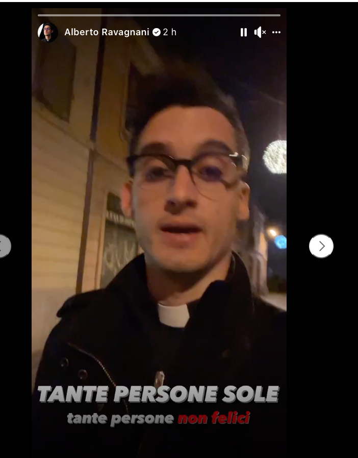 Don Alberto nella sua passeggiata social