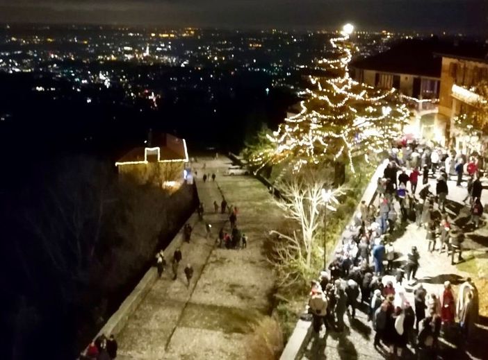 Il Sacro Monte illuminato per le feste natalizie (foto d'archivio)