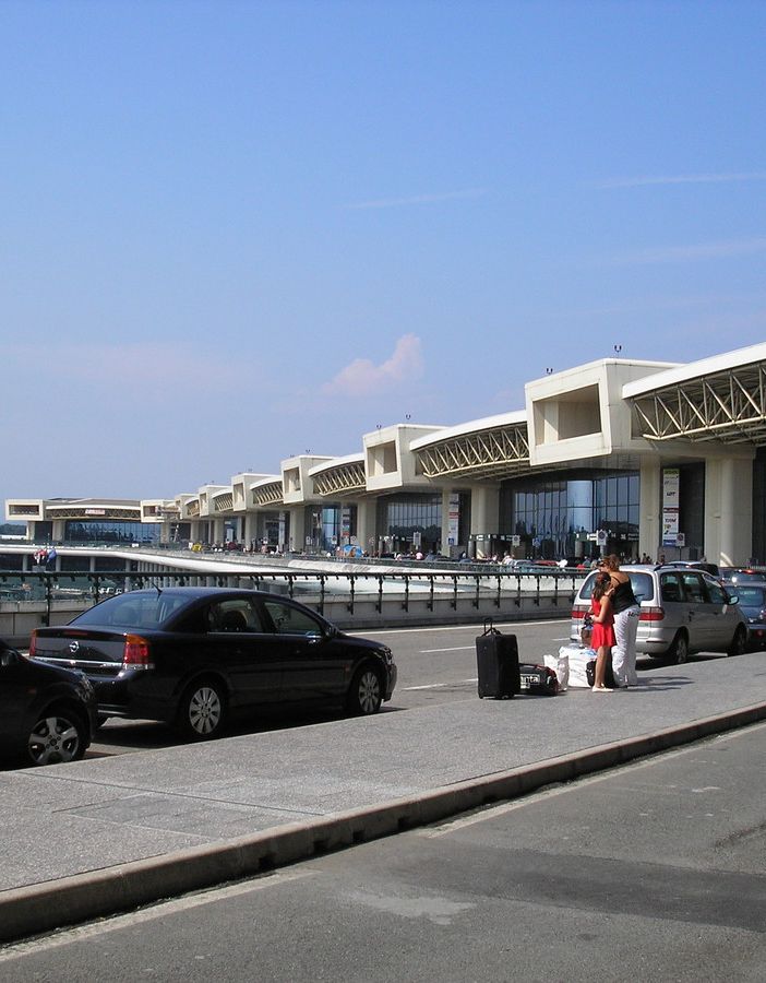 Malpensa, in azione anche la polizia locale di Milano: cinquecento multe per divieto di sosta in tre settimane