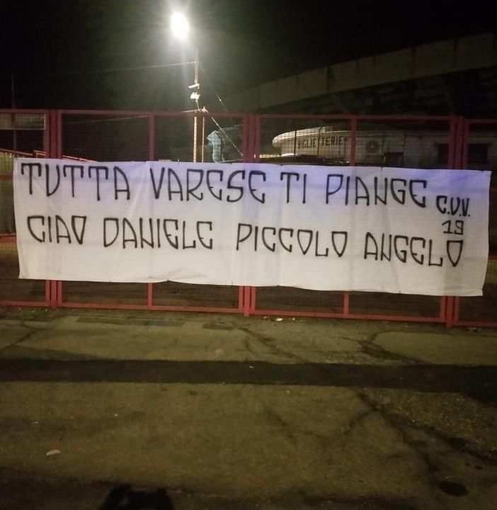 &quot;Tutta Varese ti piange, ciao Daniele piccolo angelo. Ora gioca lassù felice e sereno&quot;: striscione della curva del Varese fuori dallo stadio