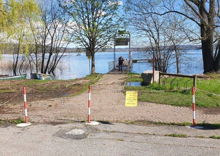 Pista ciclopedonale del lago dissestata e insicura a Biandronno: chiuso il tratto tra il pontile e il trampolino