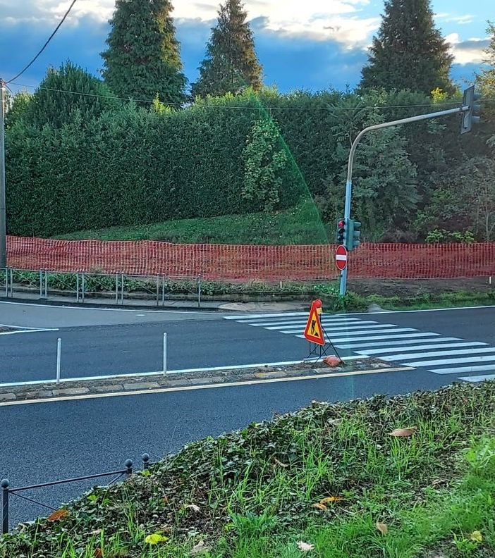 Il semaforo sulla superstrada a Malgesso che verrà sostituito da una rotonda