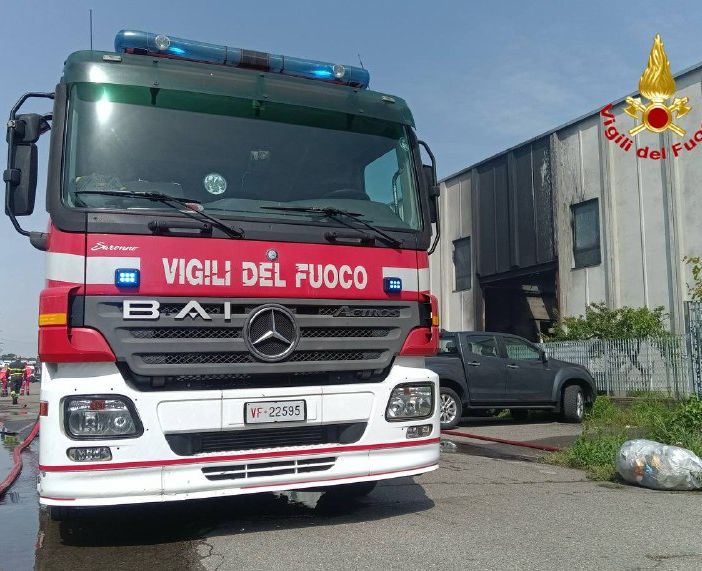 Incendio in un capannone industriale di Saronno, altissima la colonna di fumo