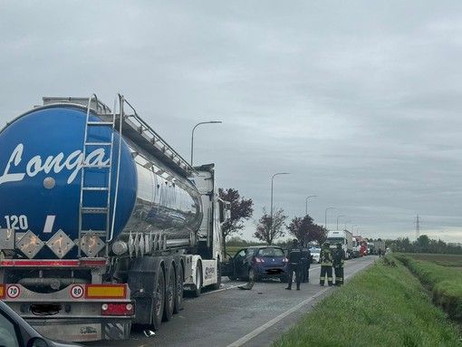 Drammatico schianto frontale con un camion a Vigevano, muore sul colpo una donna