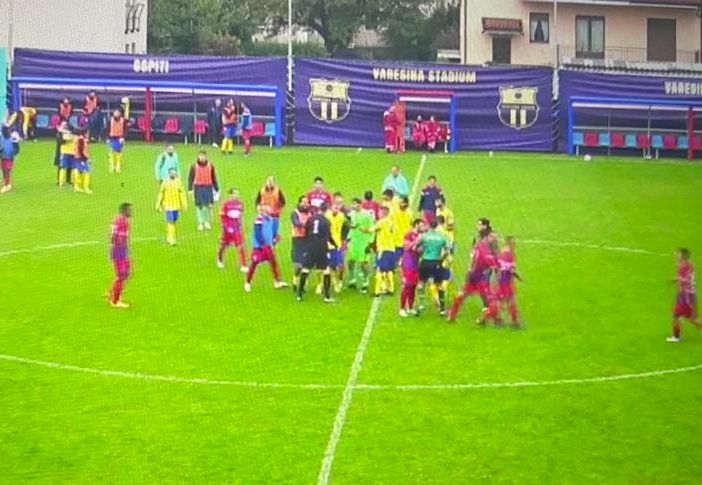 Le proteste finali a Venegono dopo le perdite di tempo degli ospiti su cui l'arbitro non è mai intervenuto