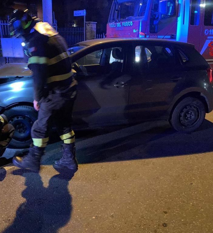 Vedano, auto finisce contro un muro. Soccorsa una ragazza