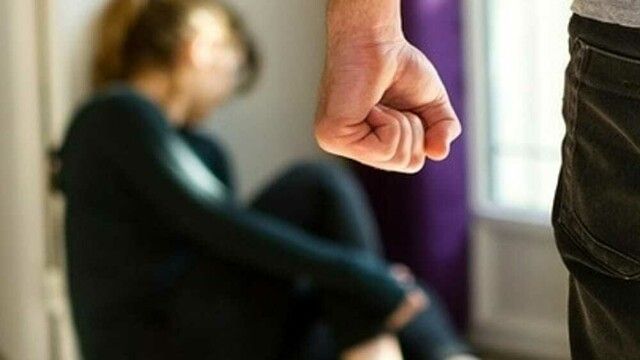 Valmarchirolo: «Presa a calci e obbligata a togliere il piercing»