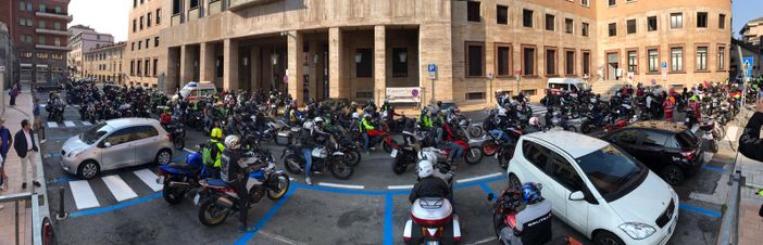 VIDEO. In piazza Monte Grappa romba la solidarietà: al via il Motogiro della Croce Rossa VIDEO. In piazza Monte Grappa romba la solidarietà: al via il Motogiro della Croce Rossa