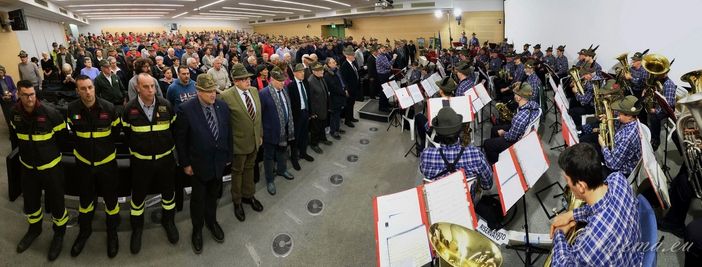 Sala Napoleonica di Ville Ponti gremita per la Serata dell'Associazione Nazionale Alpini-Sezione di Varese (foto tratta dalla pagina Facebook ufficiale del Gruppo Alpini Varese)