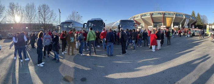VIDEO e FOTO. La carica del popolo biancorosso in partenza per Torino: «Aria frizzante. Come 10 anni fa...» VIDEO e FOTO. La carica del popolo biancorosso in partenza per Torino: «Aria frizzante. Come 10 anni fa...»